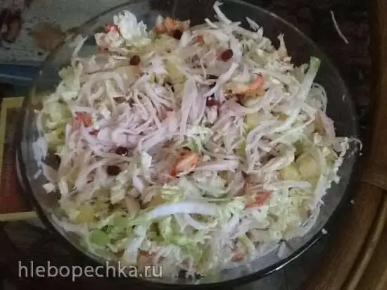 Легкий салат с крабовыми палочками, ананасом и гранатом
