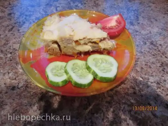Запеканка из пельменных рулетиков с овощами