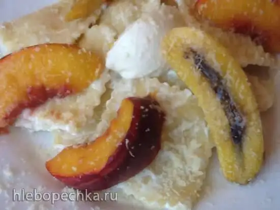 Равиоли (вареники) десертные с карамелизированными фруктами и сливочным соусом