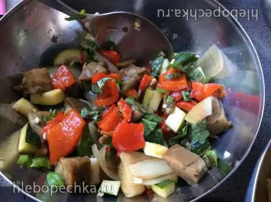 Салат из запеченных овощей и два вида соуса