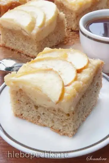 Ореховые пирожные с яблоками и заварным кремом