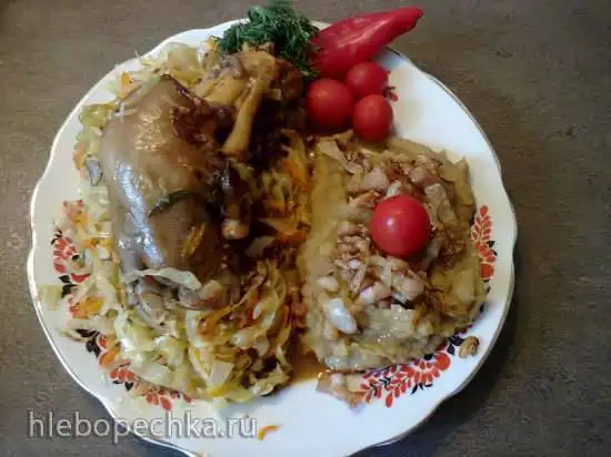 Айсбан (свиные ножки с тушеной квашеной капустой)