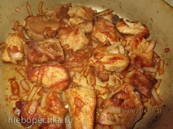 Свинина с луком, жареная на сковородке