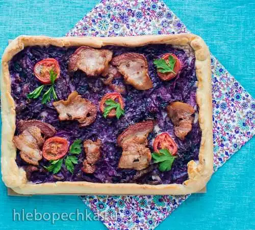 Rotkohl-Flammkuchen Открытый  цветной пирог