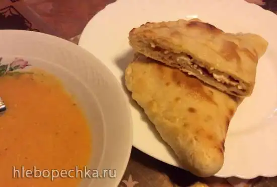 Кальцоне с адыгейским сыром и салями (Пиццепечь Ferrari)