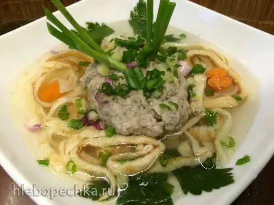 Мясной бульон с печеночными кнедлями блинчиками (Hochzeitssuppe или Festtagssuppe)