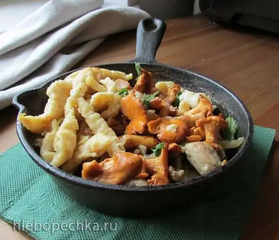 Лапша с лисичками и беконом (Spaetzle mit Pfifferlingen und Speck)