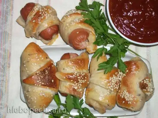 Сосиски в тесте с соусом карри (Wurstrollen mit currysauce)
