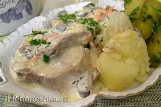 Язык говяжий с грибами под сливочным соусом