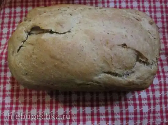 Хлеб с грецкими орехами, чесночком и травами