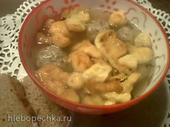 Суп с грибными клопсами (Schwimmerlsuppe mit Pilzkloeba)