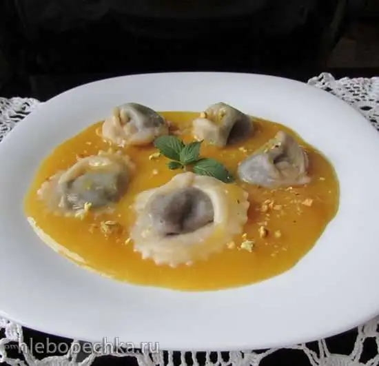 Шоколадные пельмени с манговым соусом