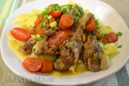 Утиные крылышки, тушеные с овощами