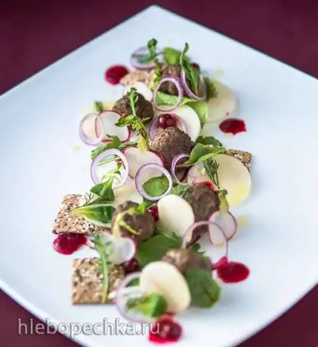 Салат с фрикадельками - Preiselbeer-Hackbаllchen mit Knаckebrot-Salat