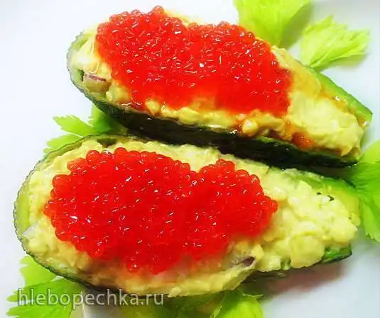 Салат из авокадо с красной икрой