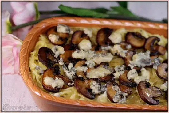 Макароны с сыром с голубой плесенью и грибами