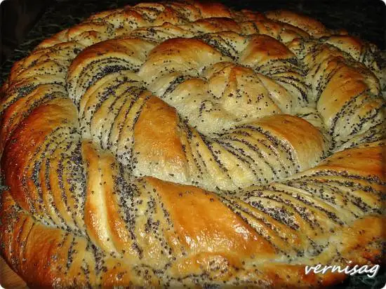 Крученая плюшка с маком