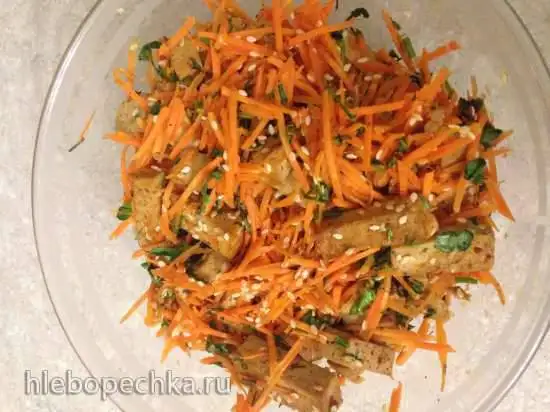 Морковный салат из жареного тофу