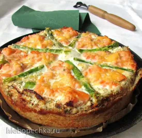 Тарт с зеленой спаржей и лососем (Flammkuchen mit gruenem Spargel und Lachs)
