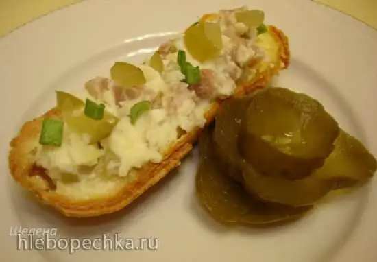 Заварные лодочки с начинкой из сельди, солёного огурца и картофеля (сосисочница Smile 3633)