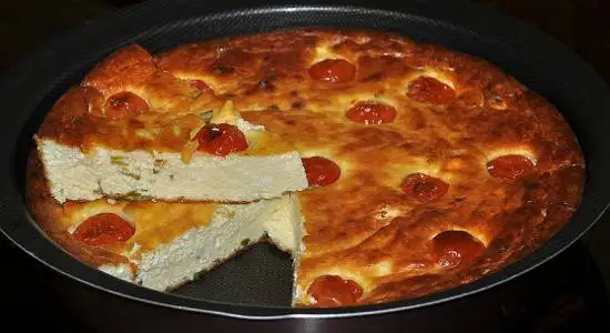 Творожник с зеленым луком и помидорами черри