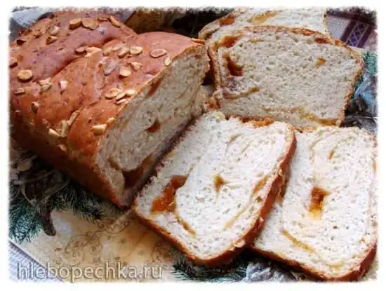 Валгаская булка с абрикосовым джемом и миндалём