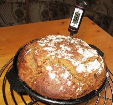 Хлеб ржаной в чугунной сковороде