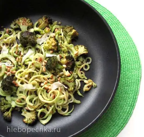 Лапша из брокколи с кедровыми орешками, чесноком и сыром