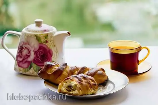 Булочка-коса с творогом и джемом