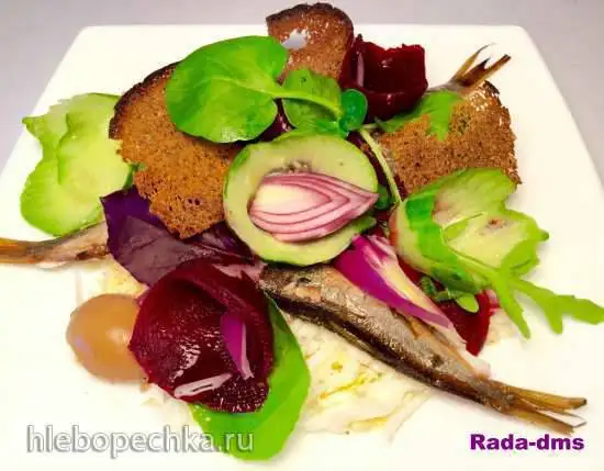 Салат из запеченной свеклы со шпротами и маринованными яйцами