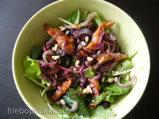 Салат с обжаренной курочкой и луком под гранатовым соусом