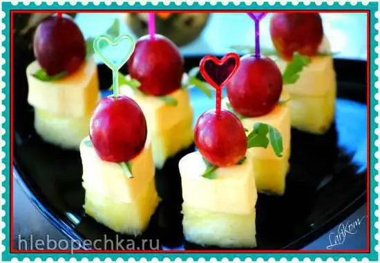 Канапе с сыром и ананасом