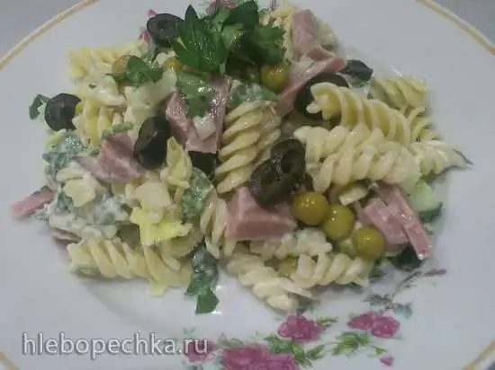 Макаронный салат с горошком и ветчиной