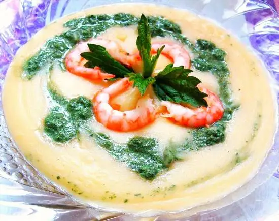Суп-пюре с крапивой и креветками