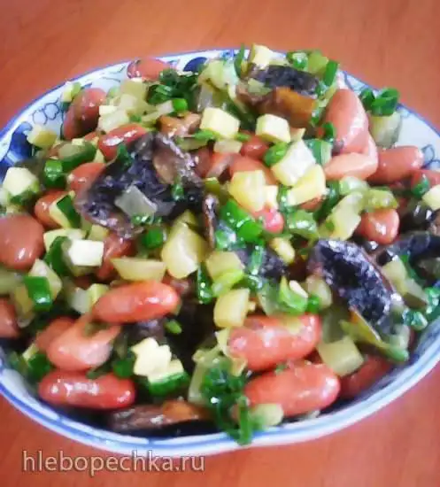 Салат из консервированной фасоли с жареными шампиньонами