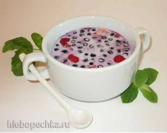 Молоко с черникой и земляникой