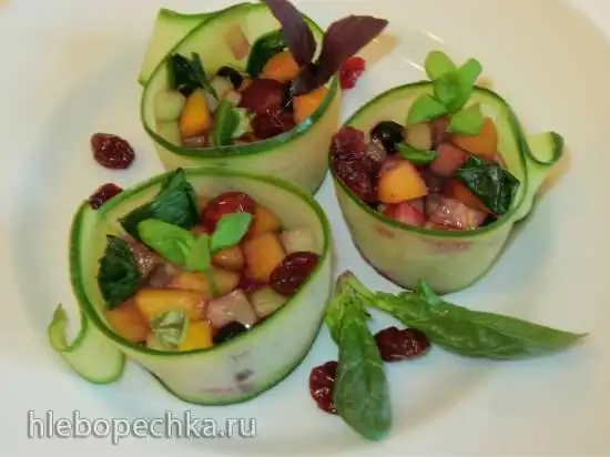 Летняя закуска из шпината и персика с черникой