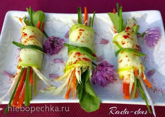 Рулетики из молодых кабачков (цукини) с  молодым сыром  и овощами