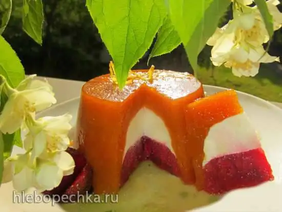 Баваруа из абрикосов, сливок и клубники