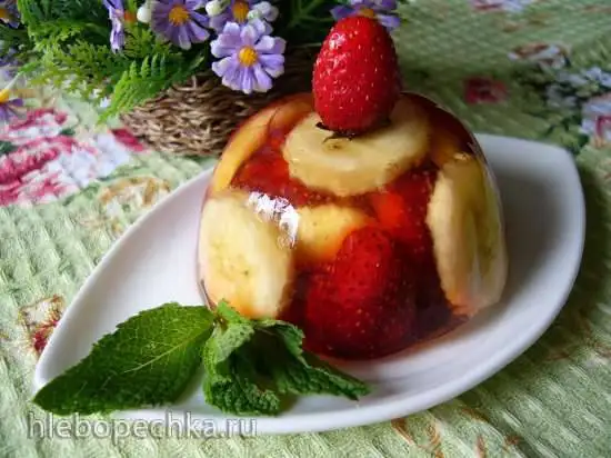 Бананы с клубникой в лимонном желе