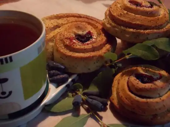 Маковые завитки с жимолостью