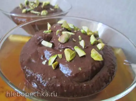 Мусс из авокадо с шоколадом и фисташками