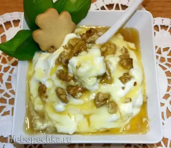 Греческий йогурт с медом и грецкими орехами - старая добрая классика