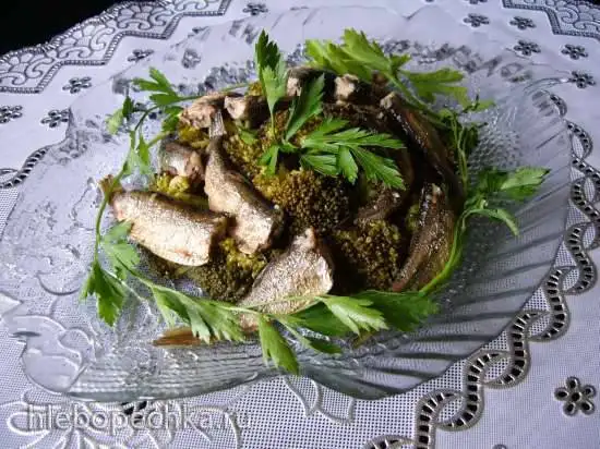 Салат с брокколи и шпротами