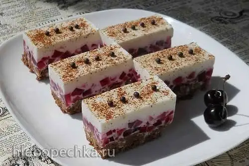 Пирожное желейное на шоколадной основе с бородинским хлебом