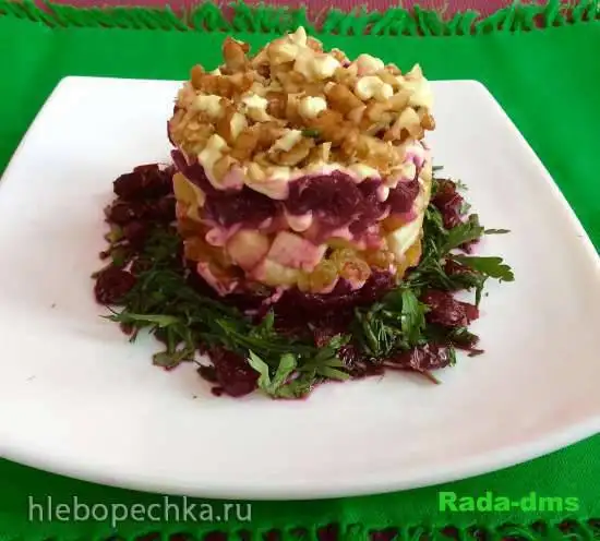 Свекольная башенка с бананом и орехами