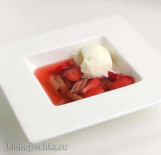 Консоме из ревеня с клубникой и сорбетом из черной бузины