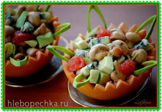 Салат из свежих шампиньонов с грейпфрутом, авокадо и голубым сыром
