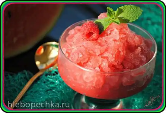 Арбузное граните с клубникой и малиной