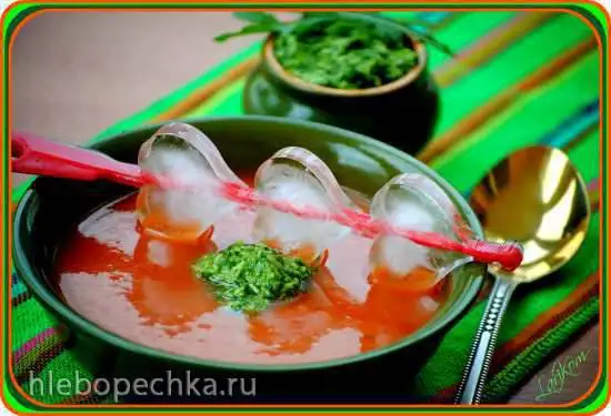 Холодный томатный суп с песто из рукколы